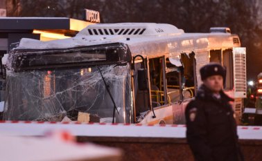 Los equipos de rescate sacan el autobús, después de que se estrelló contra un paso subterráneo peatonal en el oeste de Moscú. AFP