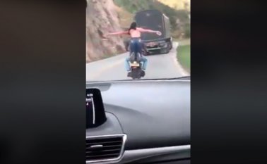 La mujer se pone de rodillas en el asiento del vehículo y abre los brazos, incluso responde una llamada de celular en esa posición. Captura de video