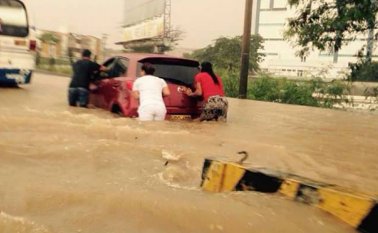 Una laguna se formó a la salida del puente Jorge Gaitán Durán, donde los carros se vararon y la gente debió bajarse a empujar, mientras el agua les cubría parte de las piernas. Especial/La Opinión