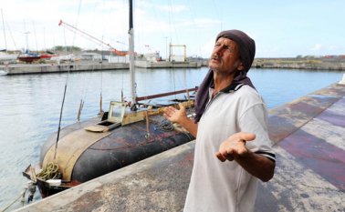 Los investigadores están tratando de reconstruir el itinerario del hombre de 54 años que dice haber tomado el mar en su embarcación improvisada de las Islas Comoras, en las costas de Mozambique, en mayo. AFP