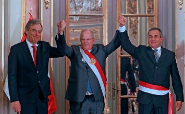 El presidente de Perú, Pedro Pablo Kuczynski (centro) junto a su nuevo ministro del Interior, Vicente Romero (derecha) y al predecesor Carlos Basombrio. AFP