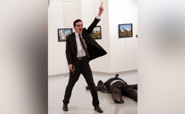 Mevlut Mert Altintas, un policía de 22 años fuera de servicio ese día, disparó nueve balas contra el embajador, gritando "Alá Akbar" (Alá es grande, en árabe). Archivo