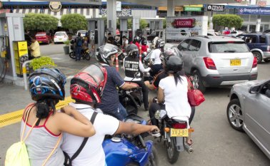 Por estos días son comunes las largas filas en las estaciones de gasolina. Alfredo Estévez