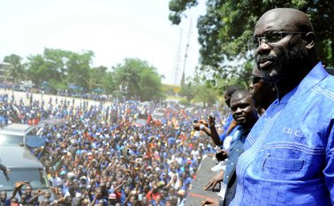George Weah, único balón de oro africano, ganó las elecciones a la presidencia de Liberia. Siendo una estrella en equipos como el Milan, Chelsea, Mónaco y PSG, buscará seguir haciendo historia, ahora al frente de su país. AFP