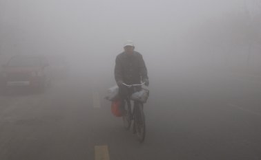 Esta foto de archivo muestra a un hombre en medio del smog en Harbin, provincia de Heilongjiang, noreste de China. AFP