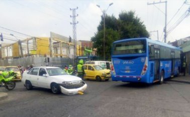 El choque entre cinco autobuses del Sistema de Transporte Masivo MIO de Cali, dejó al menos 43 heridos. Colprensa