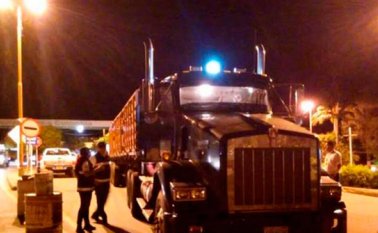 El pasado viernes, en horas de la noche, atravesaron los dos primeros camiones por el puente internacional Simón Bolívar. Twitter
