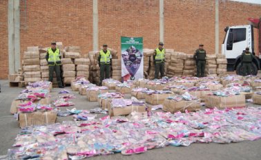 El contrabando lo ingresan primero a otros países que tienen algún tratado comercial con Colombia y luego lo envían a Buenaventura o un puerto sin aranceles. Archivo La Opinión