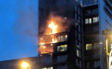 También se informó de que una persona ha sido trasladada a un hospital para ser atendida por inhalación de humo. telemetro.com