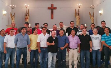 Asistieron: Fabián Cárdenas, Álvaro Avendaño, Oswaldo Rincón, Mauricio Quintero, Andrés Rincón, Nelson Espejo, Wilson Cárdenas, el profesor Ángel Silva, Carlos Peñaranda, René Mora y Mauricio González. Arriba: Javier González, Alejandro Carrero, Franklin Castro, Camilo Jácome, padre Ramiro Mancilla, Juan Arenas, Diego Rivera, Nelson Ojeda, Fernando Ararat y Gustavo Larrota. Cortesía