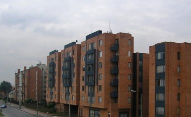 El Ministerio de Vivienda y los bancos que ofrecen este portafolio llegaron a un acuerdo para bajar la tasa de interés a 7% a quienes compren vivienda nueva. Colprensa