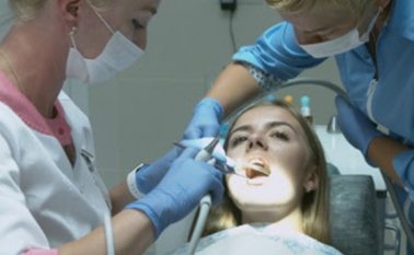 Según cifras del Instituto Nacional de Cancerología, en 2011 fallecieron 325 personas, entre los 15 y más de 65 años, por tumor maligno de labios, cavidad oral y faringe. Colprensa