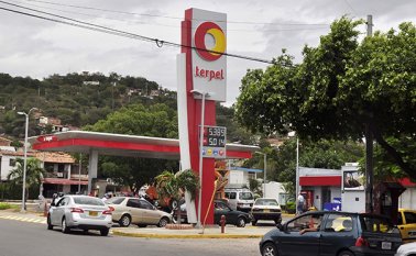 Todos los países tienen acceso a los mismos precios del petróleo en los mercados internacionales, pero se imponen diferentes impuestos.  Archivo de La Opinión