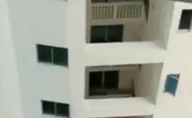 Por este costado del edificio cayó al vacío el estudiante. Colprensa