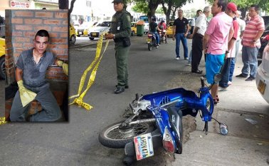 La moto en la que iba el detenido quedó abandonada en la escena del hecho. Cortesía