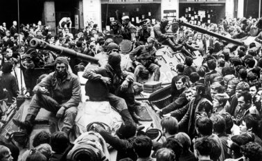 Esta foto de archivo muestra a los residentes de Praga rodeando los tanques soviéticos en Praga, cuando la invasión liderada por los soviéticos por los ejércitos del Pacto de Varsovia aplastó la reforma. AFP