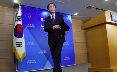 El ministro de Unificación de Corea del Sur, Cho Myoung-Gyon, se retira después de una conferencia de prensa en un complejo gubernamental en Seúl el 2 de enero de 2018. AFP