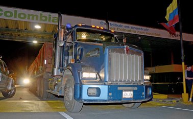 Por el puente internacional Simón Bolívar aún se mantiene el paso de camiones en horario nocturno. Archivo de La Opinión