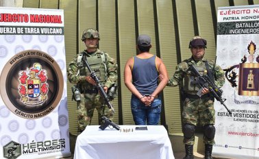 Los soldados del Batallón de Ingenieros Número 30 José Salazar Arana detuvieron al presunto ‘peluso’ por los delitos de porte ilegal de armas y concierto para delinquir. Cortesía Ejército