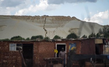 La explotación de oro en las montañas de Johannesburgo ha generado serios problemas a las poblaciones cercanas, que sufren las consecuencias del deterioro de la naturaleza y la contaminación de la misma. AFP