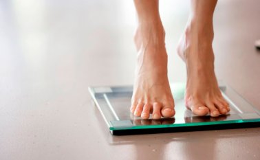 La ingesta de agua, evitar las tentaciones, hacer ejercicio y comer adecuadamente, son algunos de los consejos que le ayudarán a perder esos kilos. Internet | Referencial