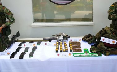 Las armas y municiones fueron halladas en medio de la maleza. Las autoridades aseguraron que pertenecían al Clan del Golfo. Cortesía Ejército