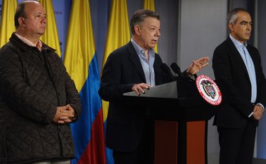 El presidente Juan Manuel Santos analizará este sábado con su equipo de gobierno y los negociadores en los diálogos con el Eln, la pertinencia de una prórroga del cese el fuego. Colprensa