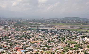 La vista se pierde sobre los barrios de la comuna 6, una de las más extensas, pero también la más peligrosa de todas para la seguridad de las personas. Archivo
