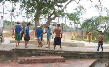 El consumo de bebidas alcohólicas o sustancias prohibidas, el porte de armas cortopunzantes y las riñas son las normas más violadas del Código Nacional de la Policía. Archivo