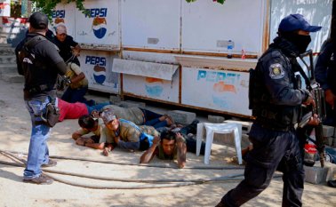 Policías de Guerrero durante el arresto de un miembro de la Coordinadora Regional de Autoridades Comunitarias (CRAC), luego de una serie de enfrentamientos. AFP