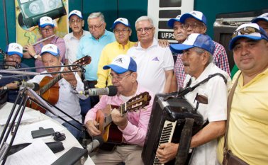 Reconocimiento, recibieron algunas de las personas que han apoyado el programa, que empezó a transmitirse el 6 de enero de 1958. Alfredo Estévez