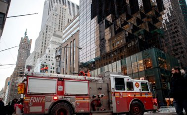 El fuego comenzó en el sistema de ventilación y calefacción del edificio y y fue controlado cerca de una hora y media después. AFP