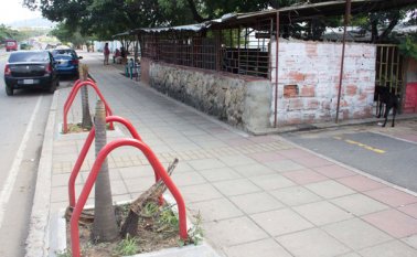 La obstaculización de la ciclorruta por una caseta que no ha podido ser retirada. Alfredo Estévez