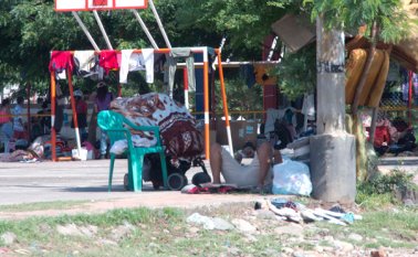 Los venezolanos ocuparon las canchas de microfútbol y baloncesto, donde tienen sus enseres, maletas y ropas. Allí han improvisado baños y hasta cocina. Alfredo Estévez
