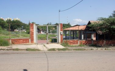 Actualmente el espacio, que no ha sido ni inaugurado, luce lleno de maleza y aunque permanece con vigilancia constante, el paso de los años le está pasando cuenta de cobro. Alfredo Estévez