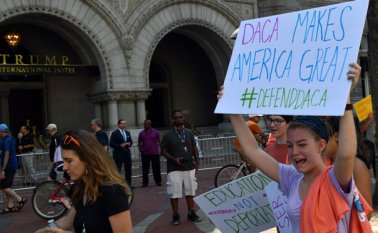 El decreto aprobado por el expresidente Barack Obama en 2012 protegía de ser deportados a miles de indocumentados que llegaron a EEUU siendo niños, los conocidos como "dreamers" (soñadores). AFP