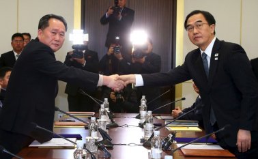 El ministro de Unificación de Corea del Sur, Cho Myung-Gyun (derecha), saluda al jefe delegado norcoreano, Ri Son-Gwon, mientras intercambian declaraciones conjuntas durante su reunión en la aldea de Panmunjom, en la zona desmilitarizada (DMZ) que divide las dos Coreas. AFP