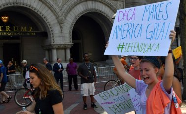 Decenas de jóvenes manifiestan en Estados Unidos. AFP