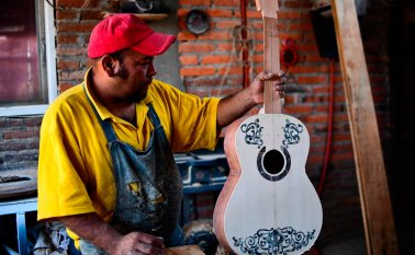 El mexicano Salvador Meza hace una réplica de la guitarra de la película ‘Coco’ en su taller, en Paracho, estado de Michoacán, México. AFP