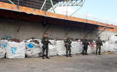 Las autoridades pertinentes realizan el peritaje y avalúo de la mercancía de contrabando. Ejército Nacional