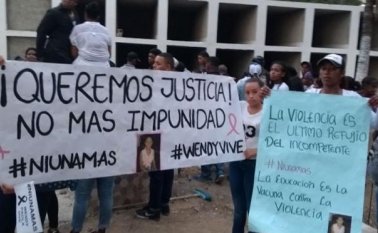 Con pancartas y suéteres blancos la multitud pidió justicia. Colprensa