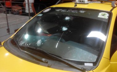 Así quedó el taxi en el hecho que se presentó en Sevilla. Cortesía