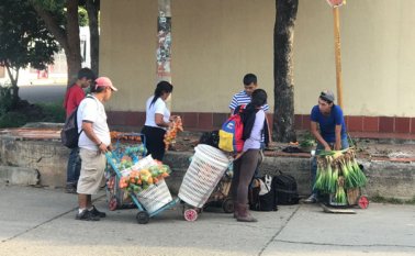 Cúcuta está repleta de vendedores informales venezolanos, quienes llegan en las mañanas a recorrer las calles cucuteñas, y luego retornan por el puente Simón Bolívar. Edinsson Figueroa