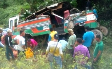 El vhículo rodó a un abismo de al menos 60 metros, en zona rural de Convención. Una mujer murió, mientras que el chofer sobrevivió. Cortesía