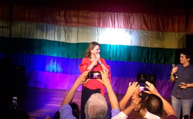 Chacón estuvo la noche del jueves en el bar La Avispa como invitada especial de la comunidad LGBTI. Tomada de Twitter