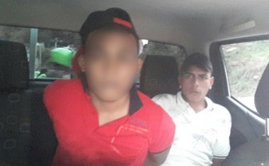 Dos venezolanos fueron capturados cuando se movilizaban en un taxi, escondiendo un revólver con seis cartuchos. Policía