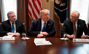 El senador demócrata Dick Durbin, quien estuvo en la reunión con el presidente de Estados Unidos, calificó el comentario de hiriente para los afrodescendientes. AFP