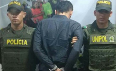 El sujeto capturado poseía un arma de  marca Jericho, calibre 9 milímetros con un proveedor para el mismo. Cortesía Policía