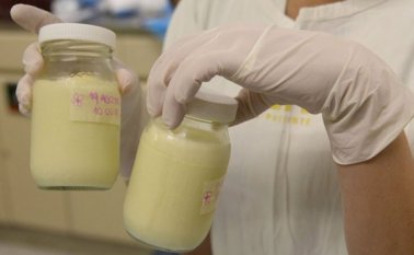 La crisis sanitaria ha estallado en Francia por un brote de salmonela que ha infectado a decenas de bebés supuestamente por ingerir la leche maternal Lactalis. Archivo