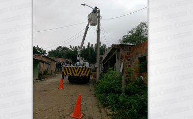 En el barrio Scalabrini comenzaron ayer el cambio de las luminarias led. Esta semana lo harán en otros sectores. Cortesía